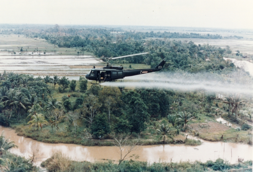 helicopter-spraying-agent-orange