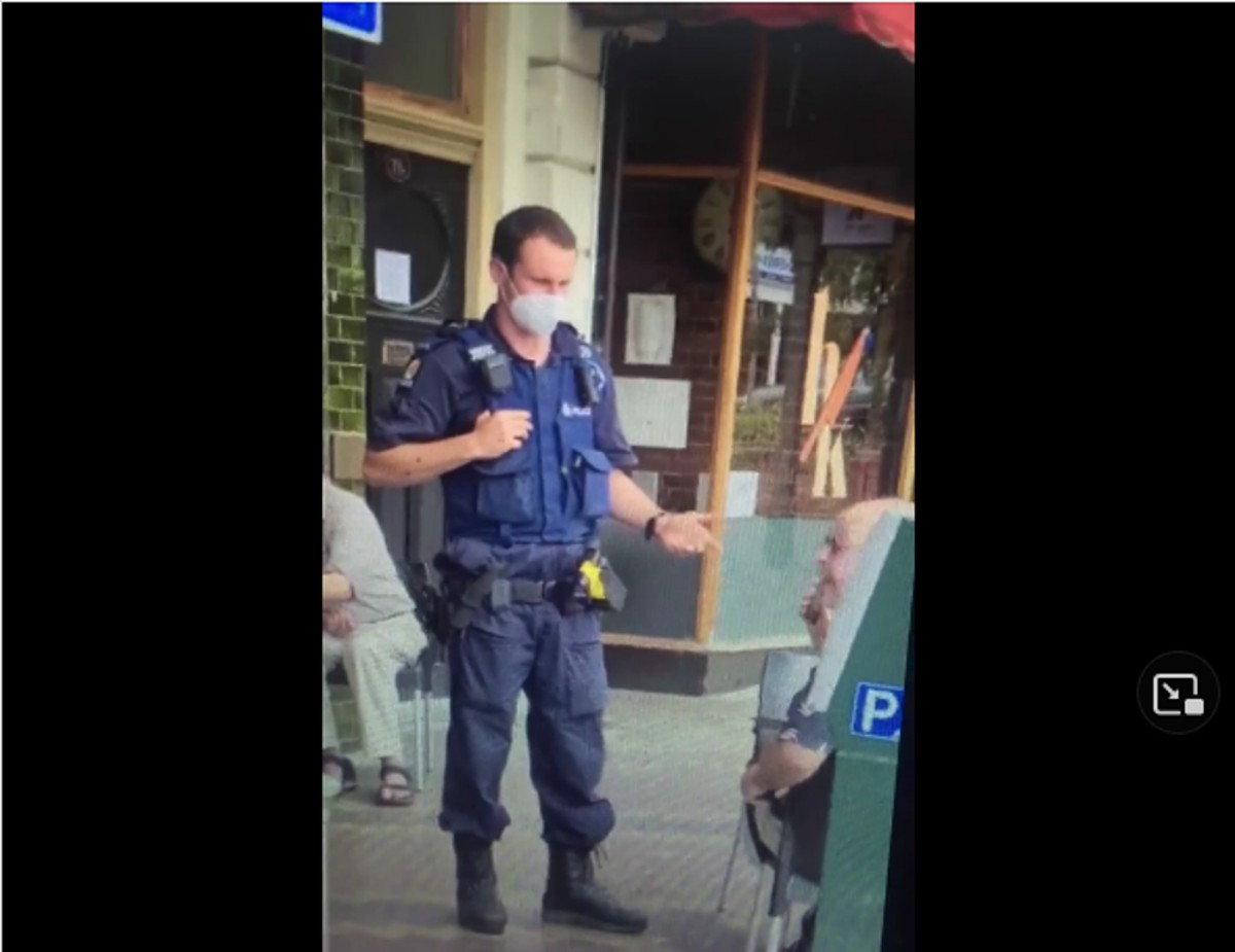 man_seated_and_whanganui_policeman