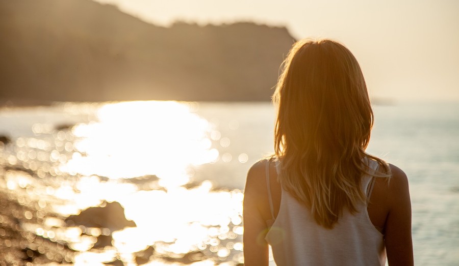 woman-ocean-sun