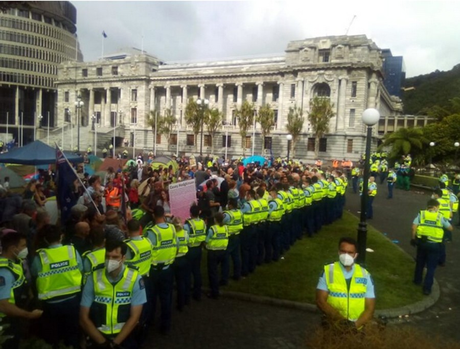 police_and_protesters_at_nz_parliament_2022