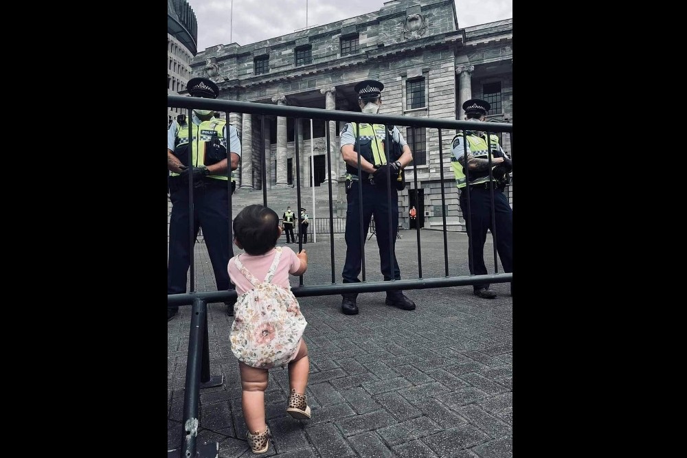toddler_and_3_policemen_at_parliament_nz