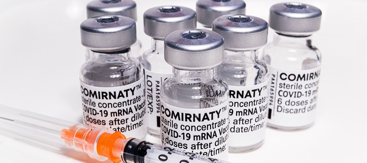 vials and syringe covid vaccine - Image byJan Felix Christiansen from Pixabay