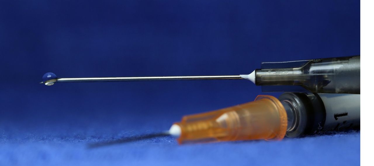 two syringes Image by HeungSoon from Pixabay